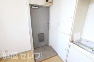 下駄箱のついてる玄関です。