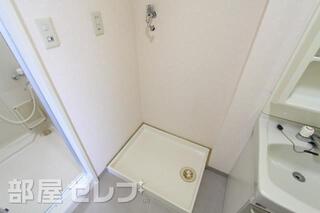 室内に洗濯機置けます。