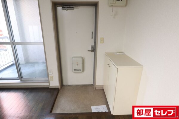 玄関も広々