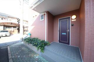 玄関は住宅街に面しています