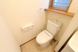 トイレットペーパーが二個も置けます。