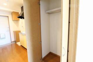 廊下に収納があると部屋が汚れない。
