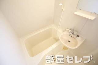 お風呂に小窓があります。