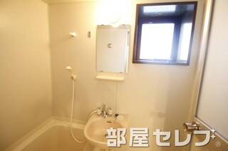 浴室内洗面。