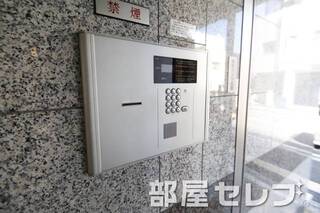 オートロック完備。