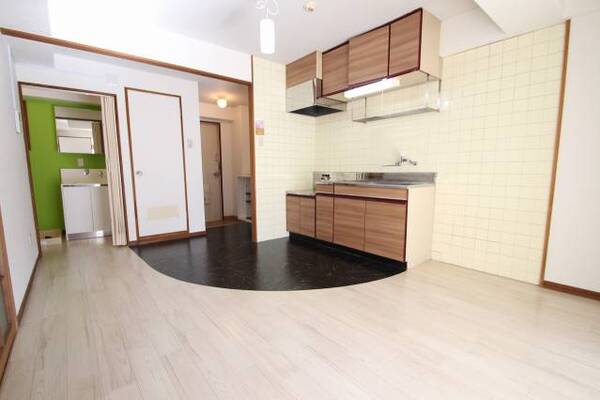 リビングは広々１０帖　ワンポイントの床がおしゃれ