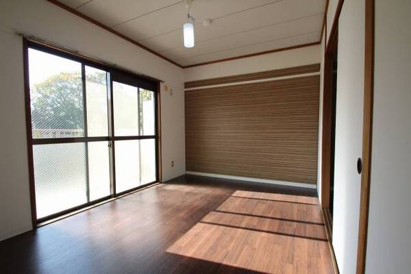 アクセントクロスがおしゃれな南向きの洋間