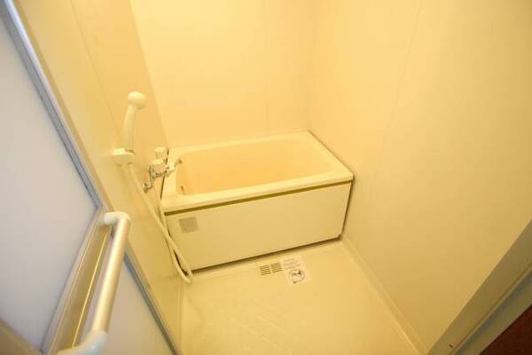 清潔感あるバスルームです