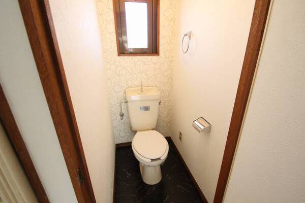 窓付きで明るいトイレです