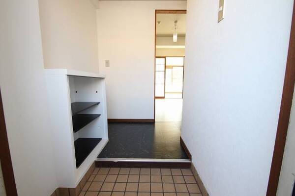 シューズボックス付きの玄関です