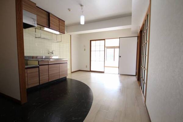 リビングは広々１０帖　各部屋への出入りができます