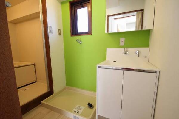 アクセントクロスがおしゃれな洗面所です