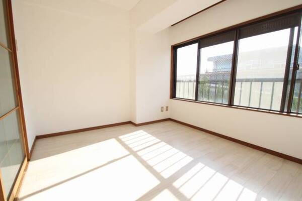 南向きの洋間　日当たり良好です