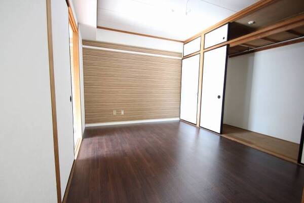 アクセントクロスがおしゃれな洋間です