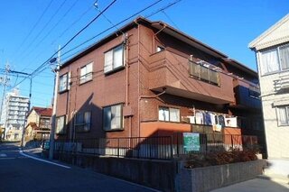 閑静な住宅地の物件です。茶色い外壁がオシャレですよ。