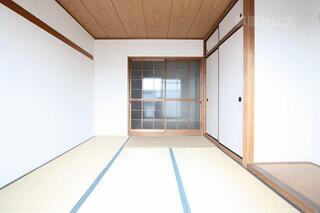 明るい室内。