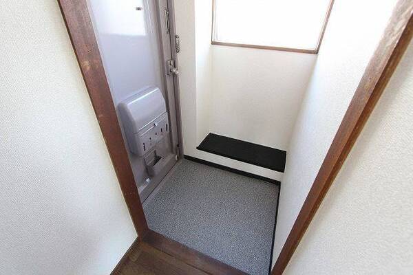 玄関には飾り棚付。季節のお花などをどうぞ。