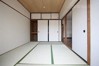 明るい色の綺麗な畳のお部屋。