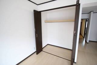 お洋服が沢山掛けられるクローゼットです。