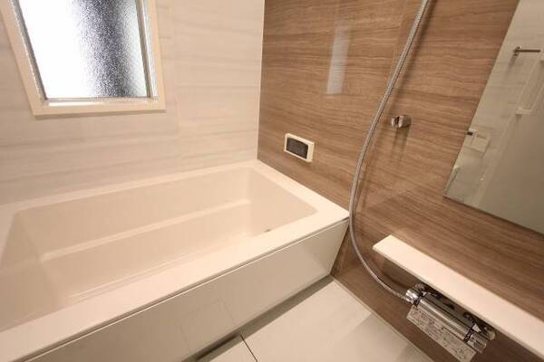 ゆったりバスルームです