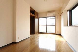 二面採光でお部屋は明るいです。