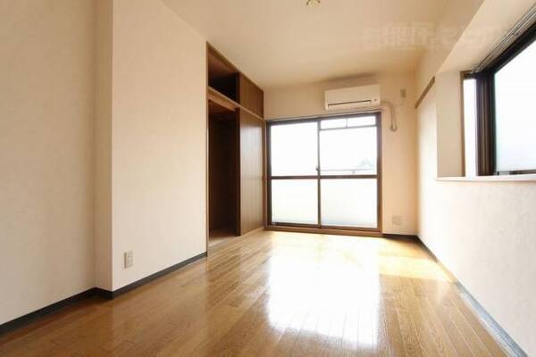 二面採光でお部屋は明るいです。