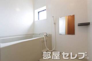 お風呂に小窓があります。