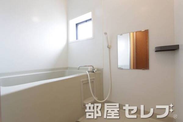 お風呂に小窓があります。