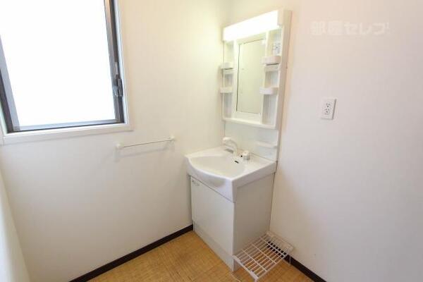 収納が充実しており、広さも有るので棚も置けます。