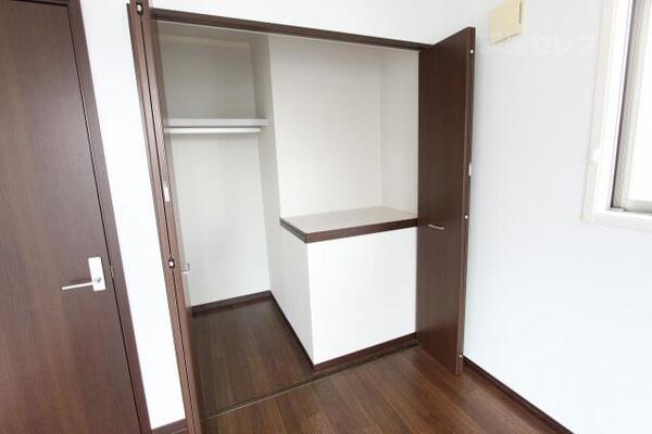 奥に広いクローゼットで、様々な使い方が出来ます。