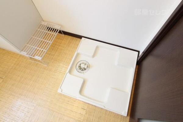 こちらに洗濯機を置いて下さい。