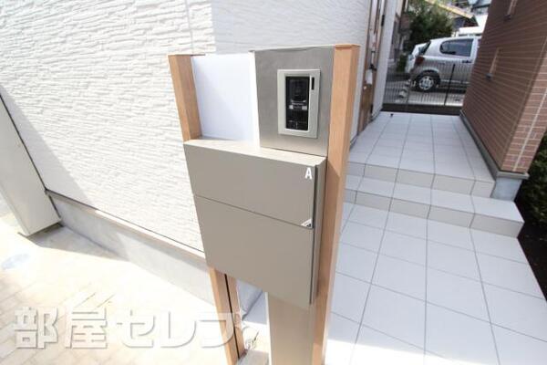玄関ポストとモニターホン。