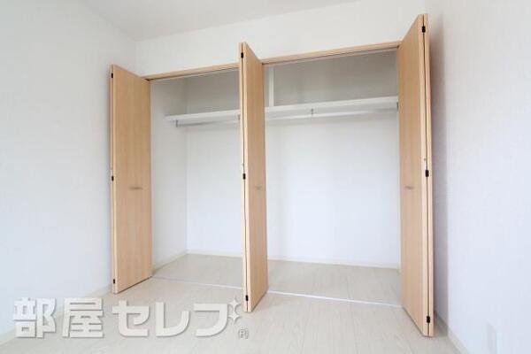 壁一面のクローゼットです。