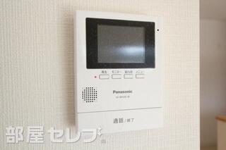 テレビモニターホンで来客の姿が確認できます。
