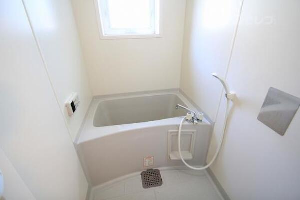 大きめの窓がついたお風呂です。