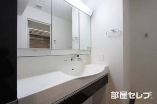 3面鏡にもなる洗面台もきれいですね。