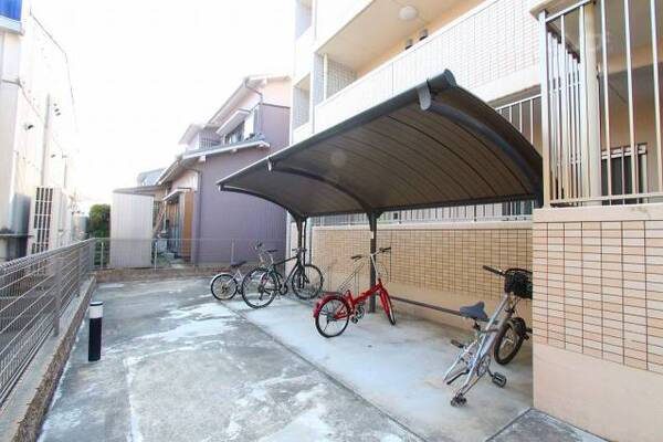 屋根付き駐輪場。