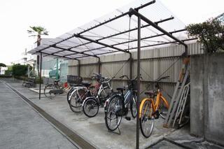 屋根付きの駐輪場。