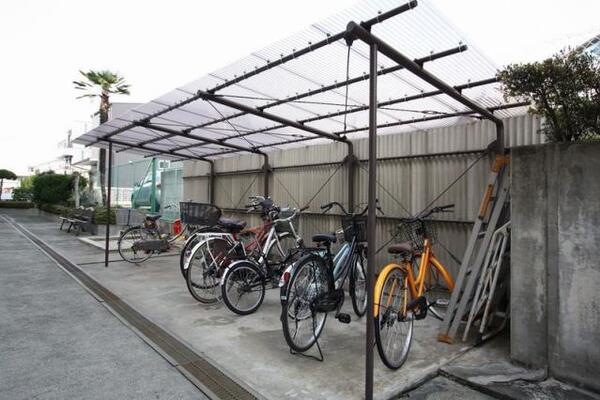屋根付きの駐輪場。
