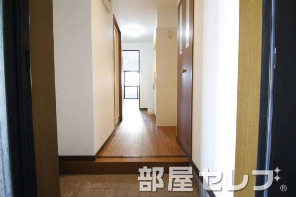 下駄箱付きの明るい玄関です。