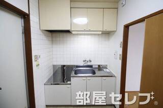 段落ちキッチン。