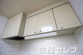 キッチン上部収納。