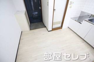 違う角度からのキッチン周辺。