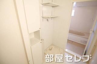 洗濯機置き場はこちらへ。