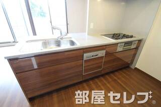 お料理がはかどりそうな大型キッチンですね。