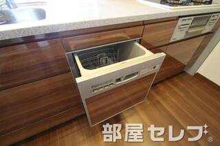 食器洗乾燥機付き。