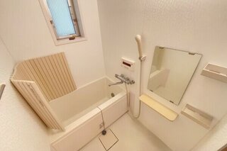 窓のある明るい浴室です