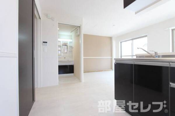 ※103号室の写真を流用しています。