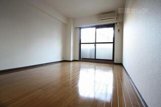 フローリングの日当たりが良さそうなお部屋です。