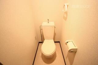 明るい雰囲気のトイレにはタオル掛けもあります。